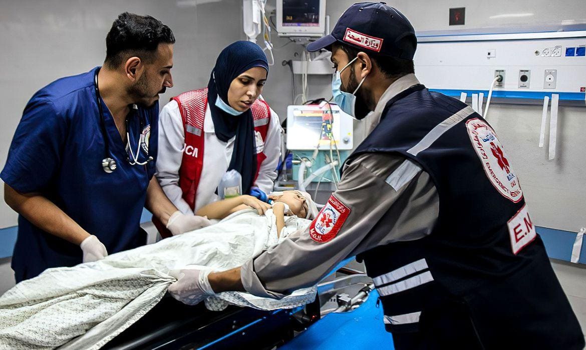 Mèdicos palestinos fazem atendimento a feridos