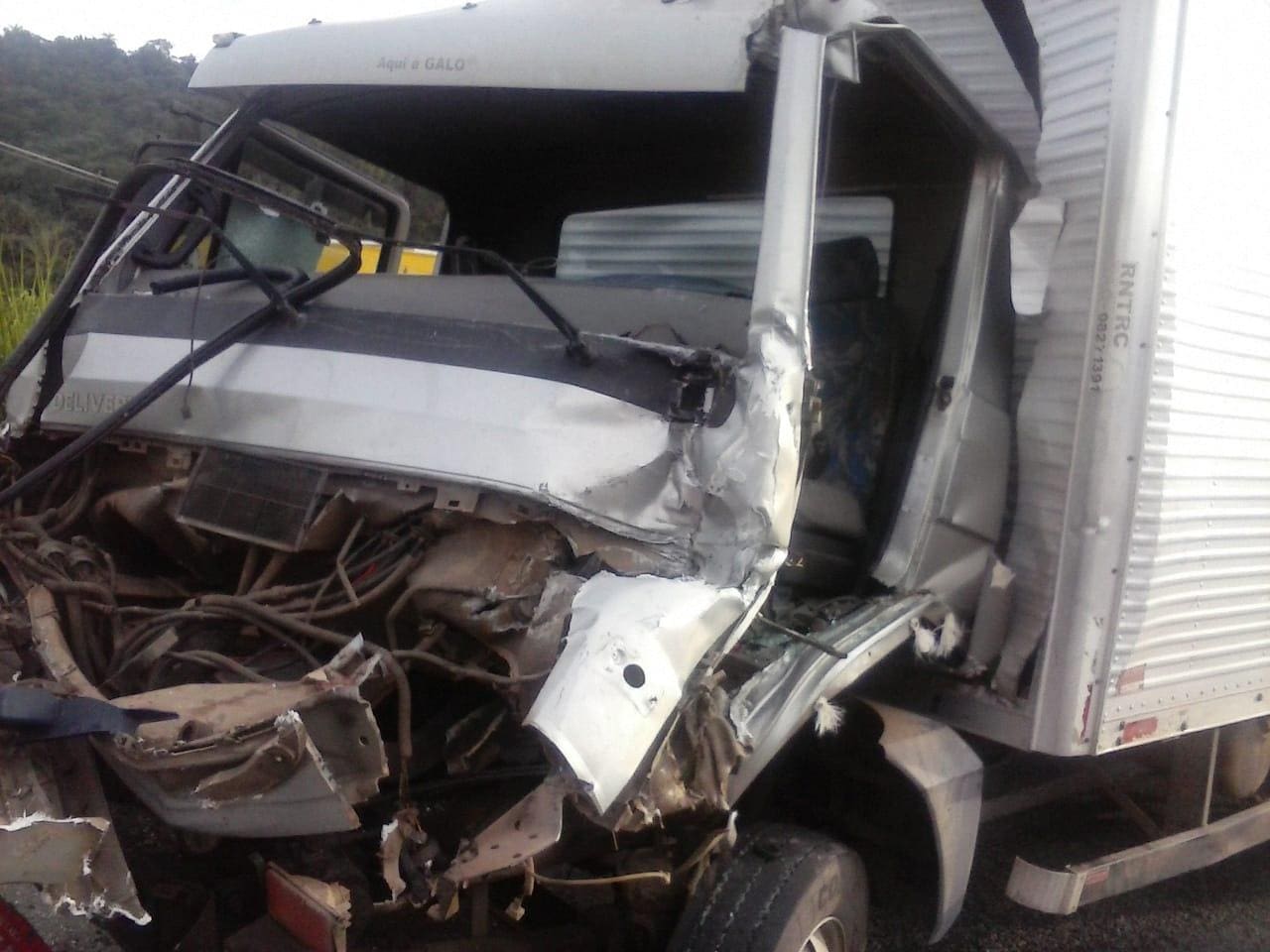 Acidente entre caminhões deixa um ferido na BR-381, em Sabará