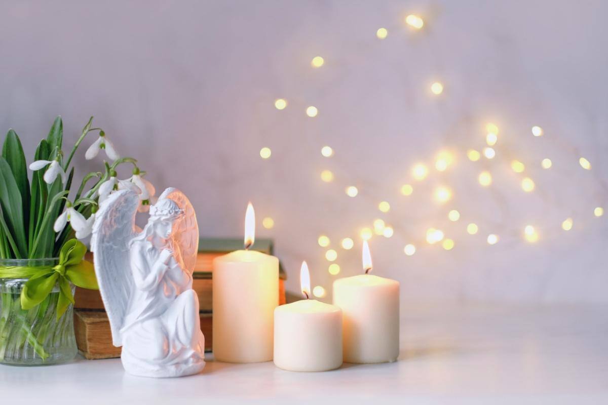 Os anjos guardiões pairam sobre cada signo, trazendo consigo energias divinas e influências benéficas