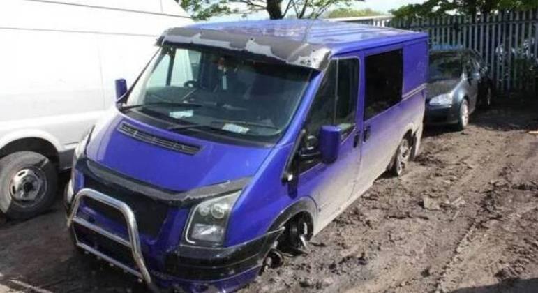 carro com duas rodas