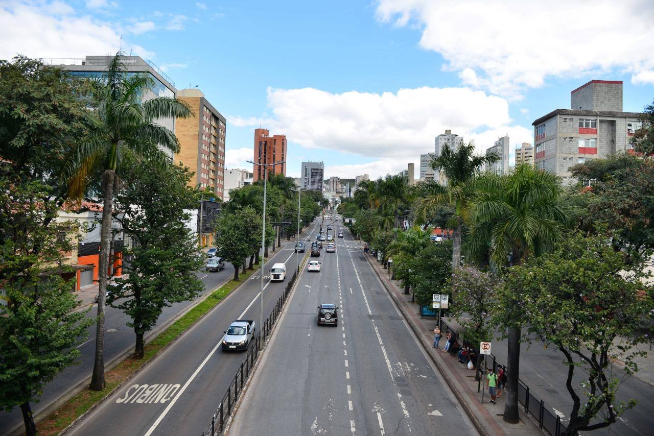 Trânsito na avenida Nossa Senhora do Carmo, na região Centro-Sul de Belo Horizonte, após as restrições impostas por decreto municipal