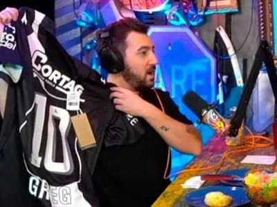 Vicent Martella, ator de 'Todo Mundo Odeia o Chris' recebe camisa da Ponte Preta