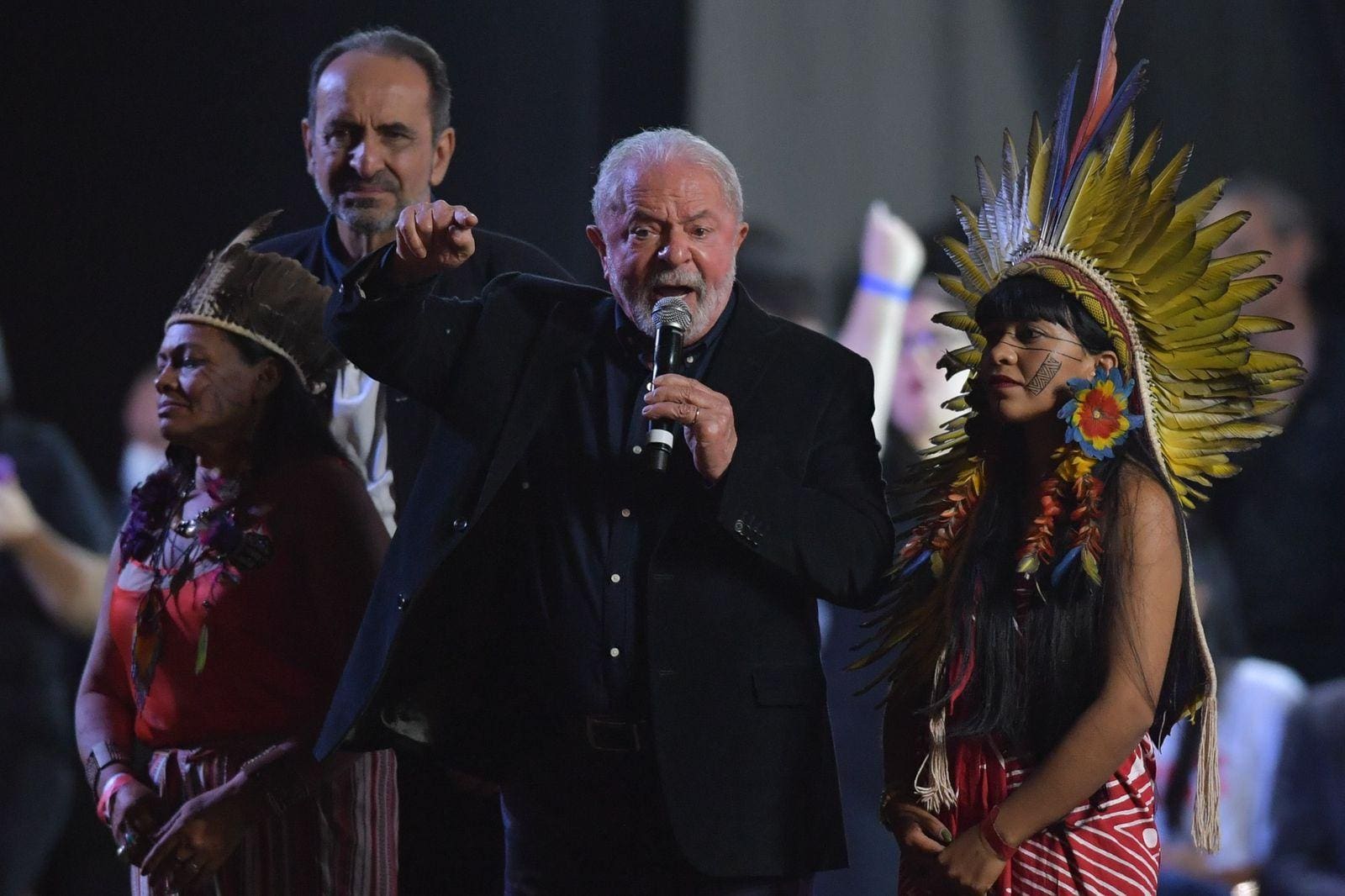 Lula discursa em Uberlândia ao lado de lideranças indígenas