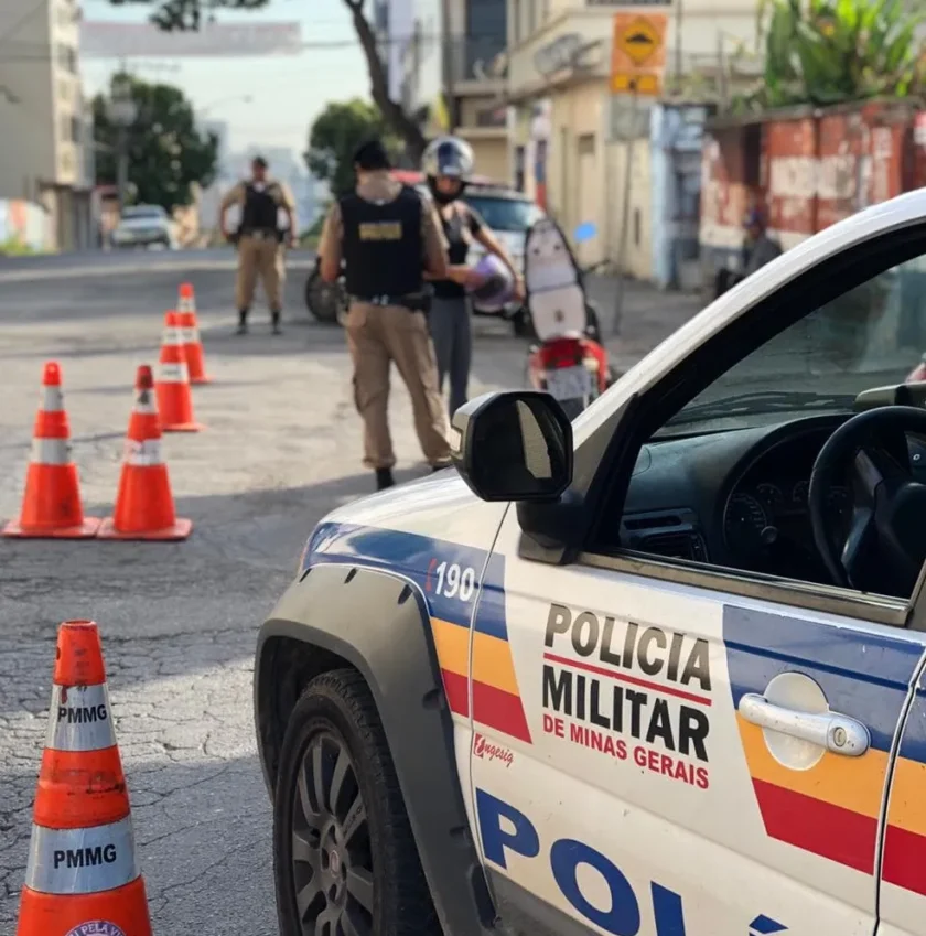 Polícia Militar realiza prisão de um homem durante operação contra tráfico de drogas em Pirapora