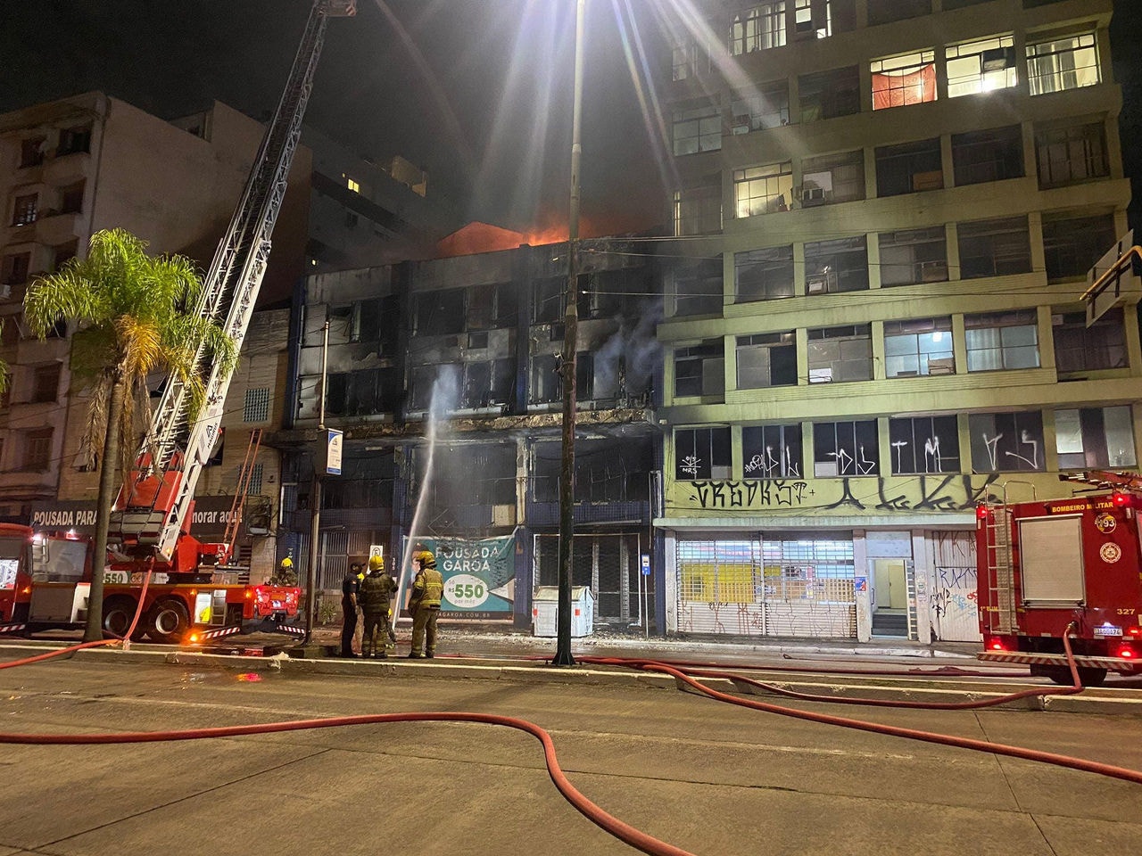 O fogo destruiu parte da pousada no centro da capital gaúcha