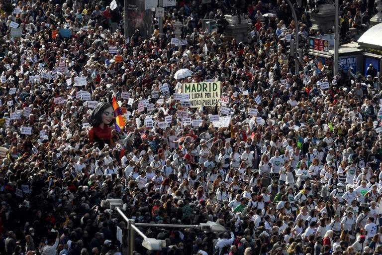 Milhares de pessoas vão às ruas de Madri em defesa do sistema público de saúde, em 13 de novembro de 2022