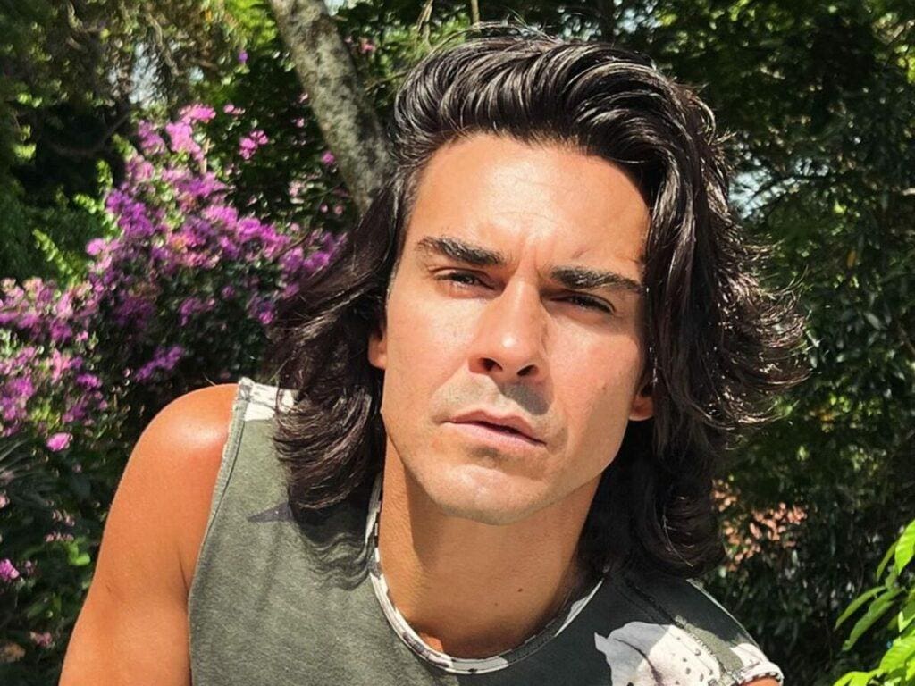 André Gonçalves posta vídeo tomando banho pelado e divide opiniões na web