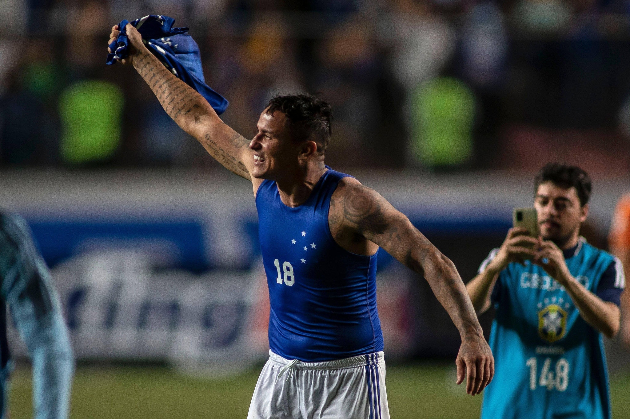 Edu marcou o gol que levou o Cruzeiro a conquistar a vaga nas oitavas nos pênaltis