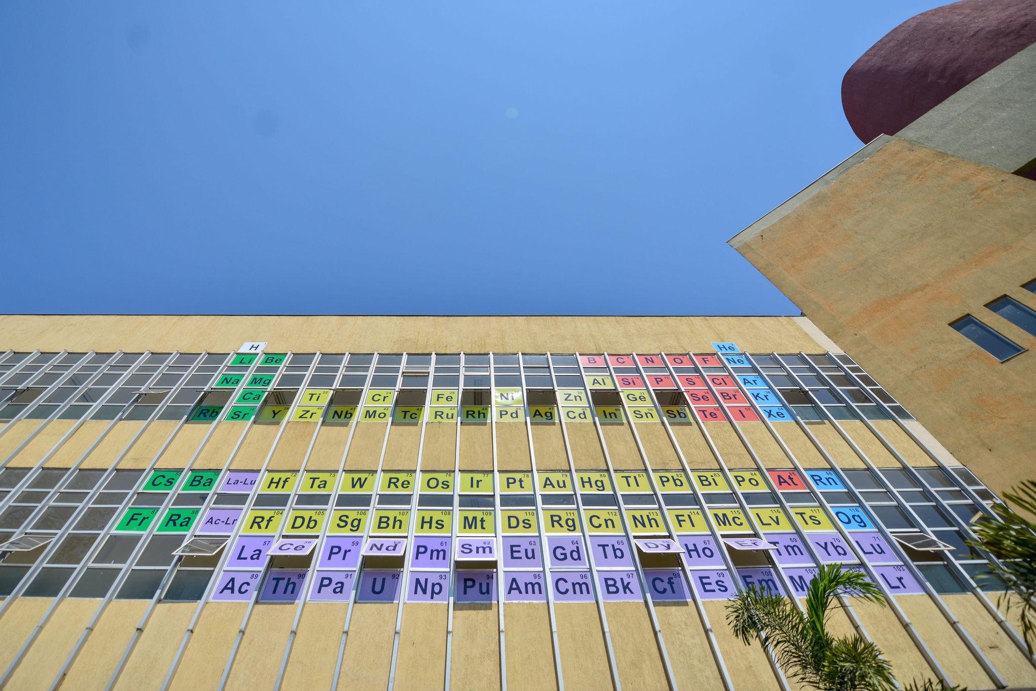 Alunos do Cefet decoram prédio do colégio em homenagem a tabela periódica