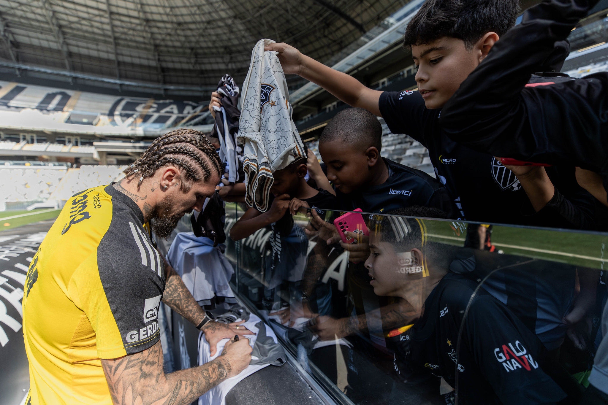 O zagueiro Lyanco fez a alegria da criançada e distribuiu autógrafos após jogo treino na Arena MRV