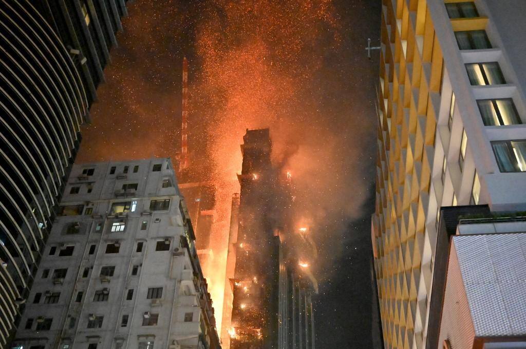Incêndio em arranha-céu em construção em Hong Kong