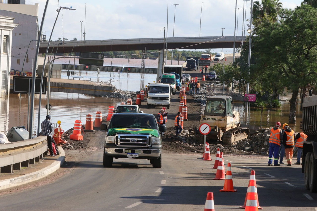 “Corredor humanitário” criado para passagem de ajuda às vítimas das enchentes  no Rio Grande do Sul: Uma passarela foi demolida próxima ao centro histórico de Porto Alegre para facilitar a passagem de veículos