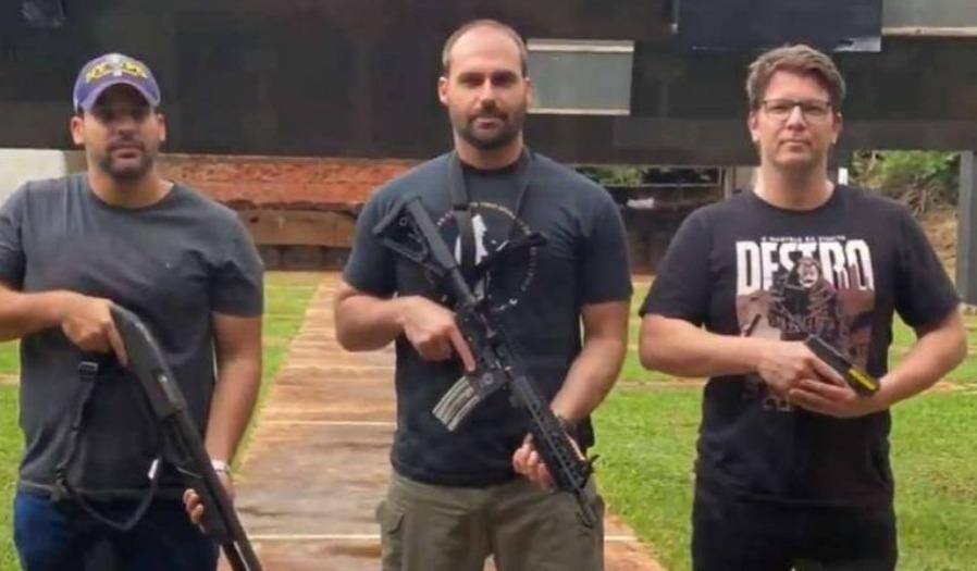Mario Frias (dir.) fez aula de tiro no Bope com Eduardo Bolsonaro (centro), que disse que 'arma também é cultura'; à esquerda, André Porciuncula