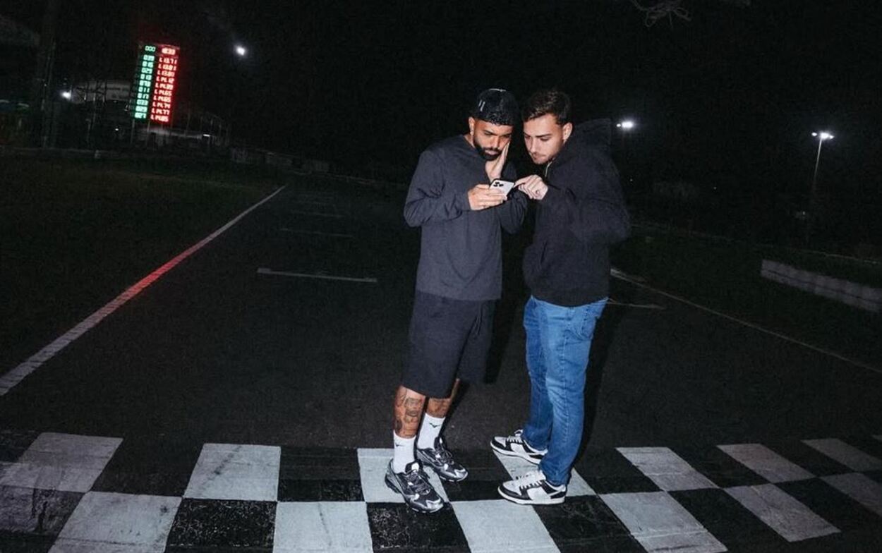 Gabigol no Kartódromo de Betim com um dos filhos de Pedro Lourenço