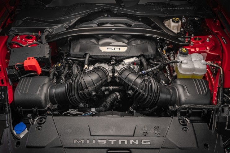 Nas imagens, o veículo em ângulos diferentes, a parte interna e o motor V8 aspirado