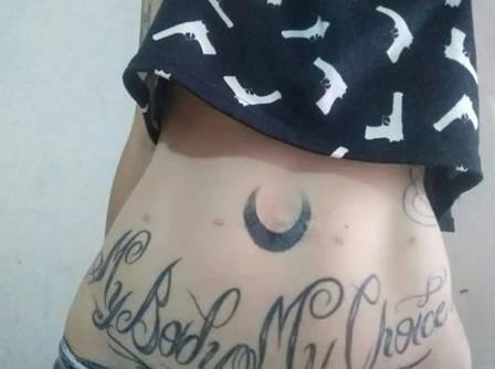 Paulina tirou seu umbigo e deu de presente para o namorado