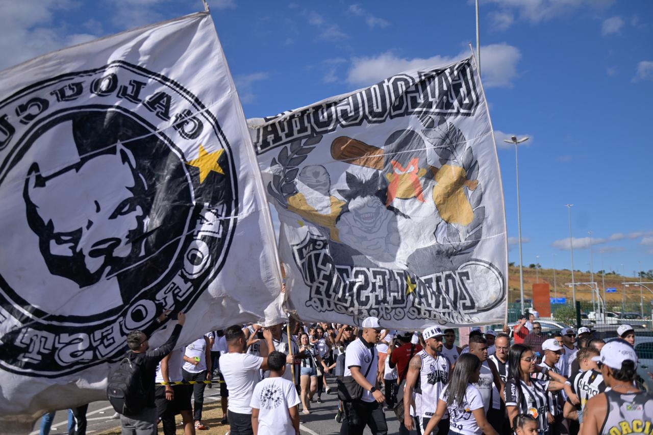 Torcedores do Galo fazem festa em Confins para receber Bernard