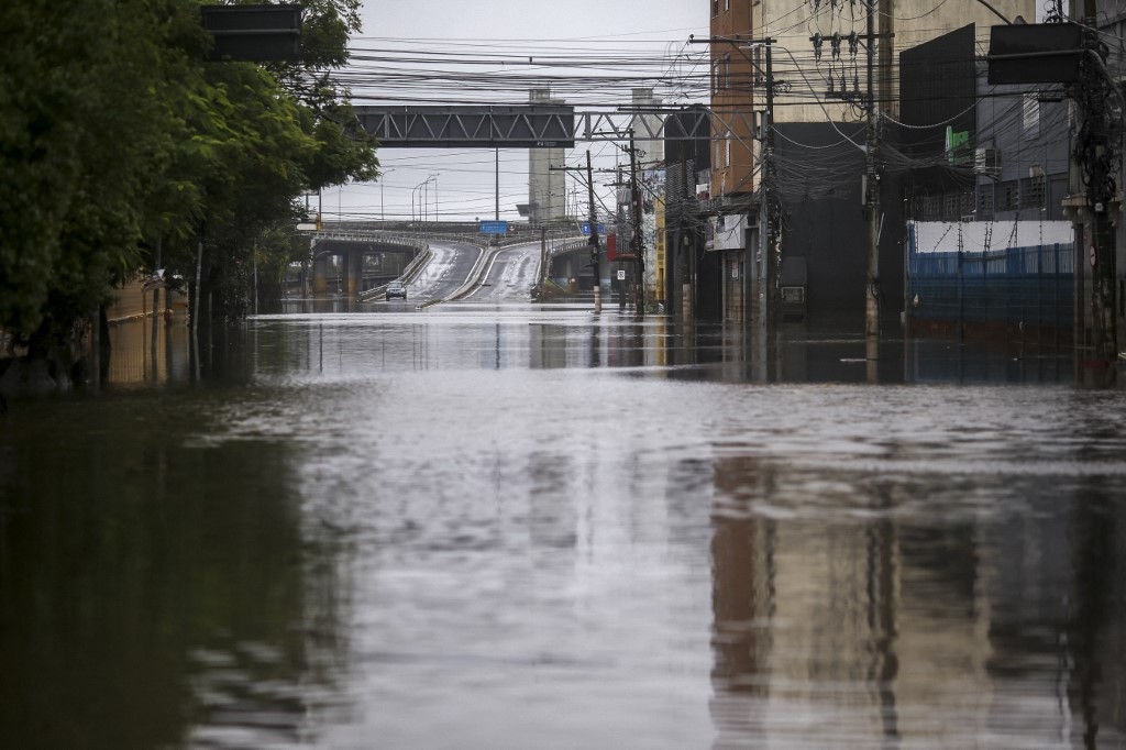 Rua alagada em Porto Alegre