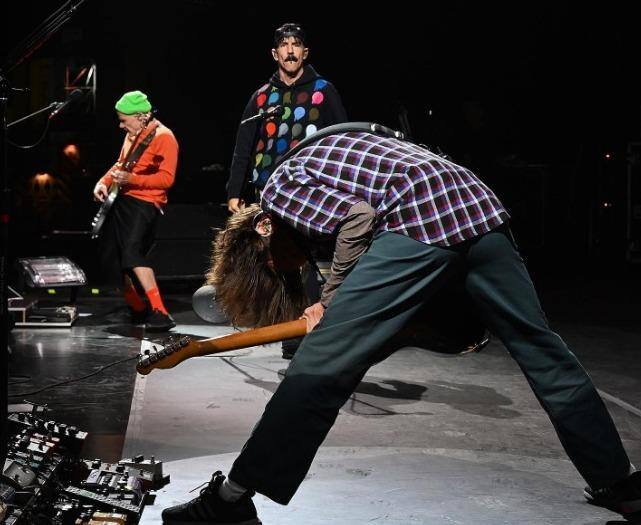 O Red Hot Chili Peppers vai lançar um novo disco duplo em outubro
