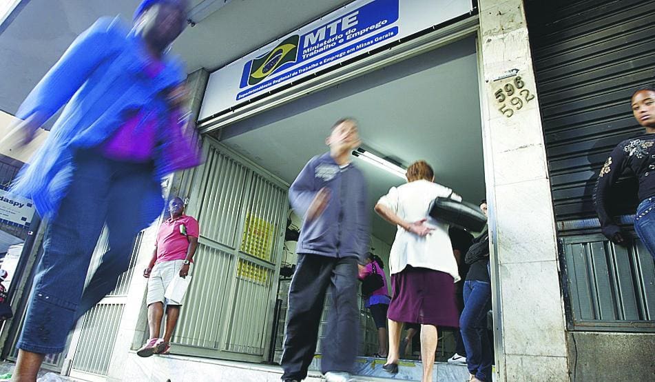 Fila para obter o seguro-desemprego