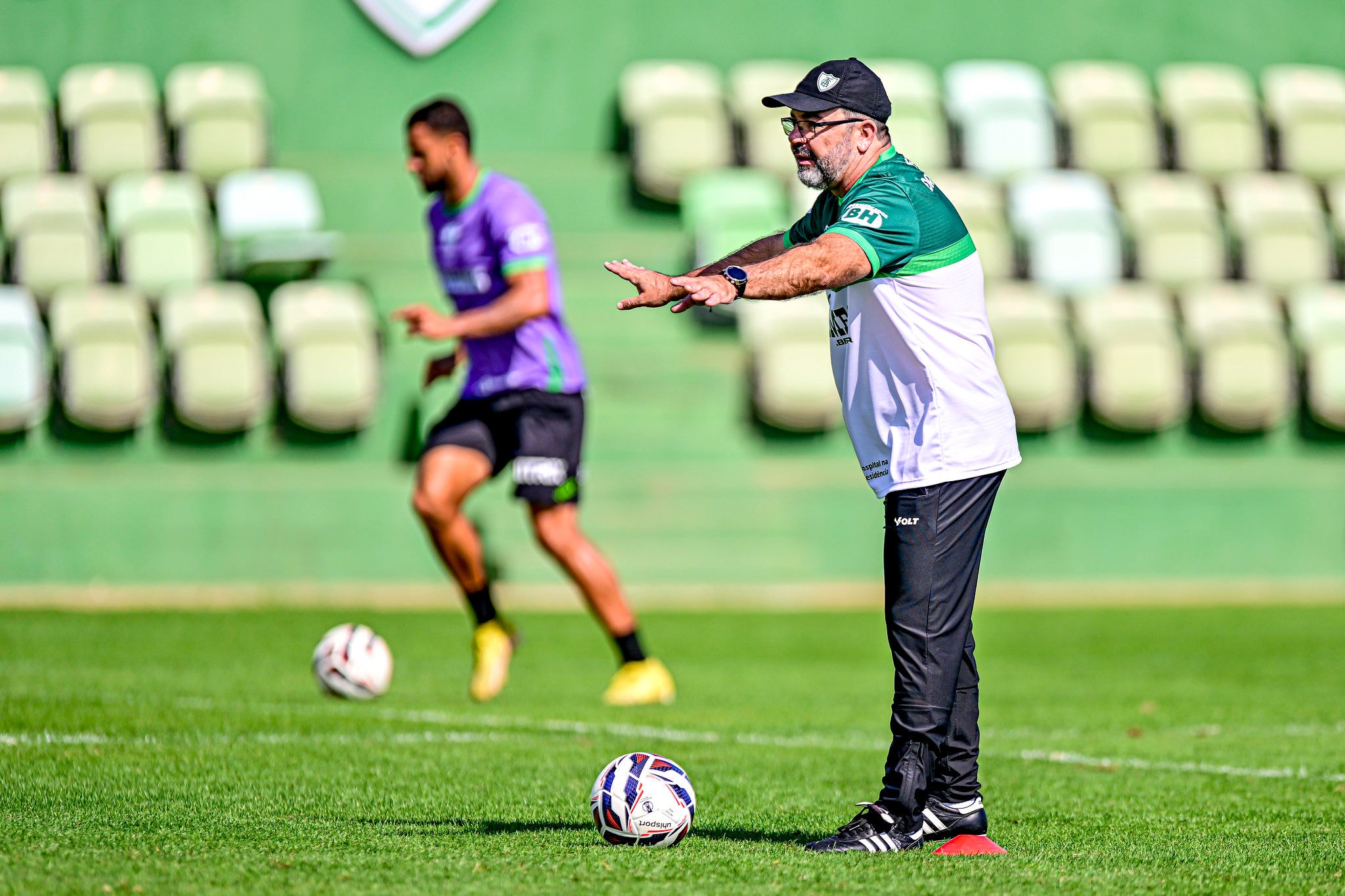 Enderson Moreira faz o segundo jogo como treinador do América diante do Vila Nova