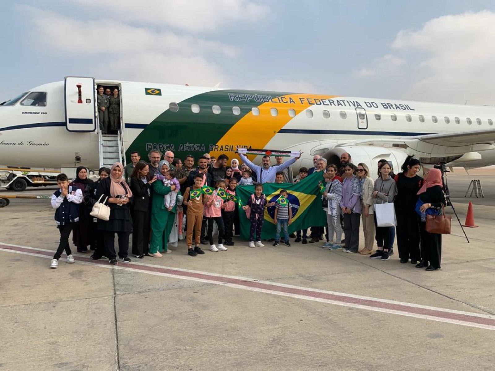Brasileiros e familiares palestinos embarcam em avião da Presidência da República para retorno ao Brasil após resgate de Gaza
