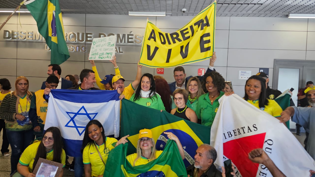 Deputado estadual Cristiano Caporezzo (PL) e apoiadores da direita aguardam Bolsonaro no aeroporto de Confins