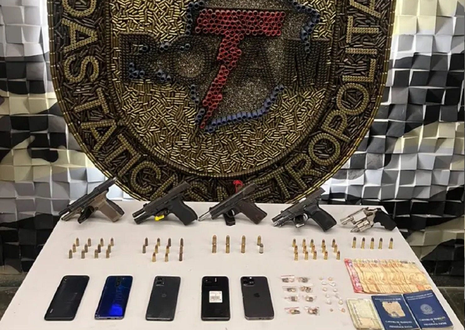 Várias armas, dinheiro e celulares foram apreendidos com os suspeitos