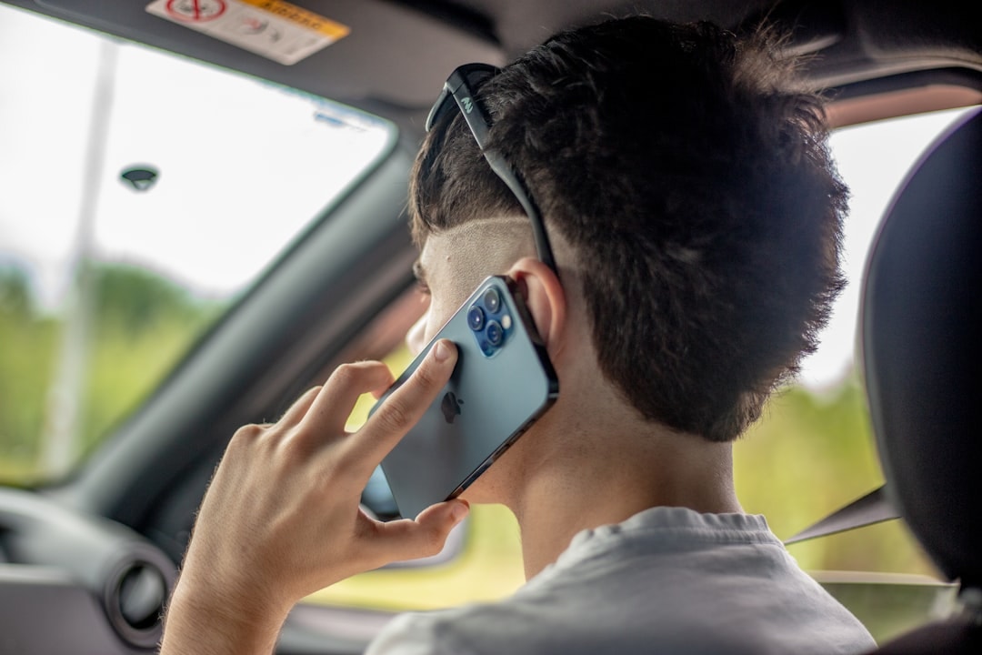 Motorista é demitido por justa causa após usar celular ao volante de veículo da empresa
