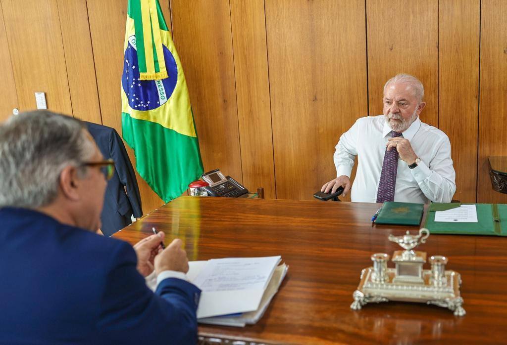 Lula se reúne com o ministro das Relações Institucionais, Alexandre Padilha, no Palácio do Planalto, nesta quarta-feira (4)