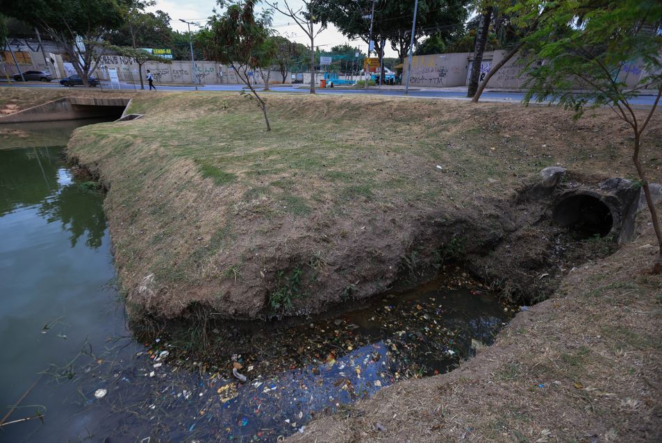 Lixo lançado na Lagoa da Pampulha, próximo à rua Raimundo Albergaria Filho (24/06/24)