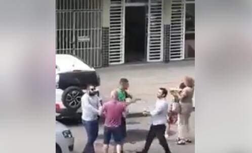 "Ela estava irada, com muita raiva", diz mulher que levou gravata de idosa