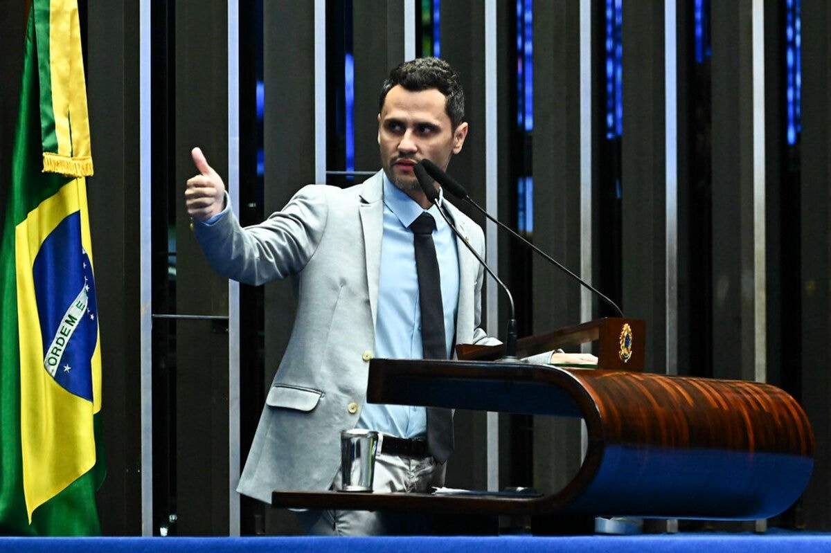 O senador Cleitinho (Republicanos) tem 28% das intenções de votos para o governo de MG em 2026, segundo a Quaest