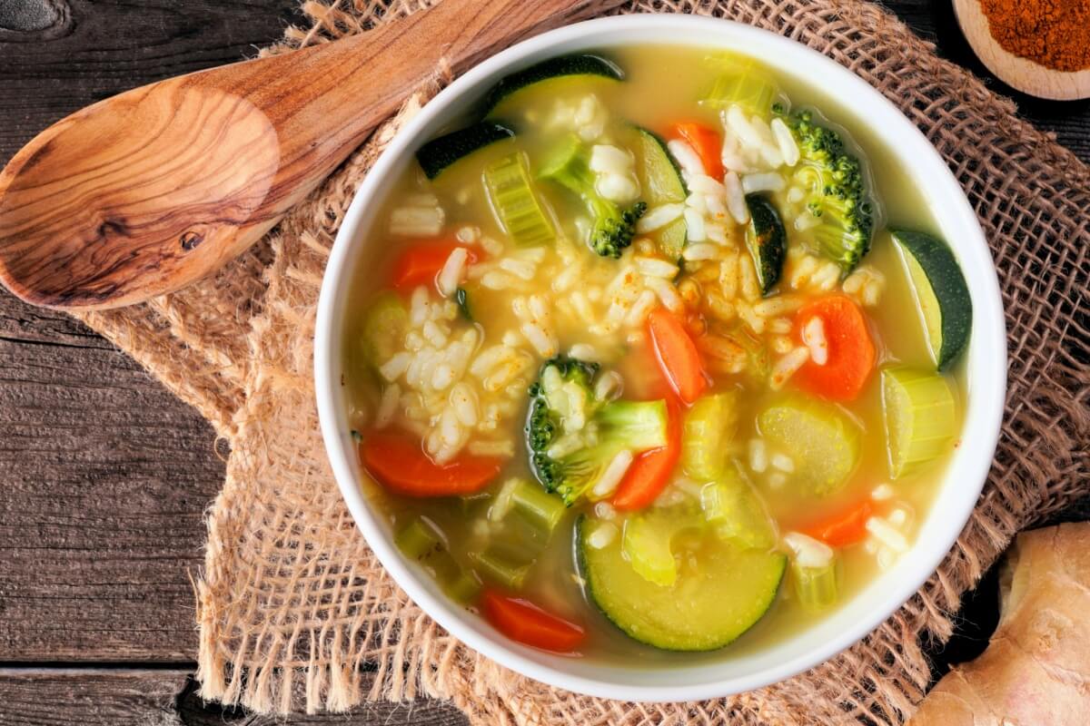 Sopa detox de legumes com arroz