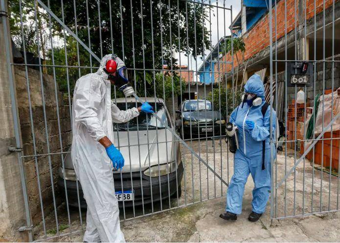 Agentes epidemiológicos do Rio de Janeiro fazem vistoria em imóveis para identificar focos do mosquito transmissor da dengue, zika e chikungunya, o Aedes aegypti