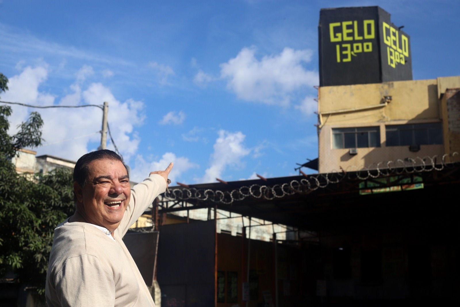 Afonso Teixeira inaugurou a placa de propaganda da Gelinho no começo dos anos 2000