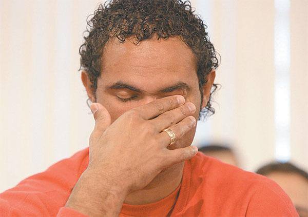 Após falta grave, Justiça suspende benefício dado ao goleiro Bruno
