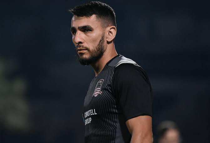 O zagueiro Junior Alonso desembarcou no aeroporto de Confins na madrugada desta segunda-feira (8)