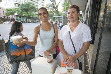 Mãos à obra. Luciléia Rodrigues e sua filha Gláucia vendem até 80 unidades de bolo de pote por dia nas ruas de Belo Horizonte 