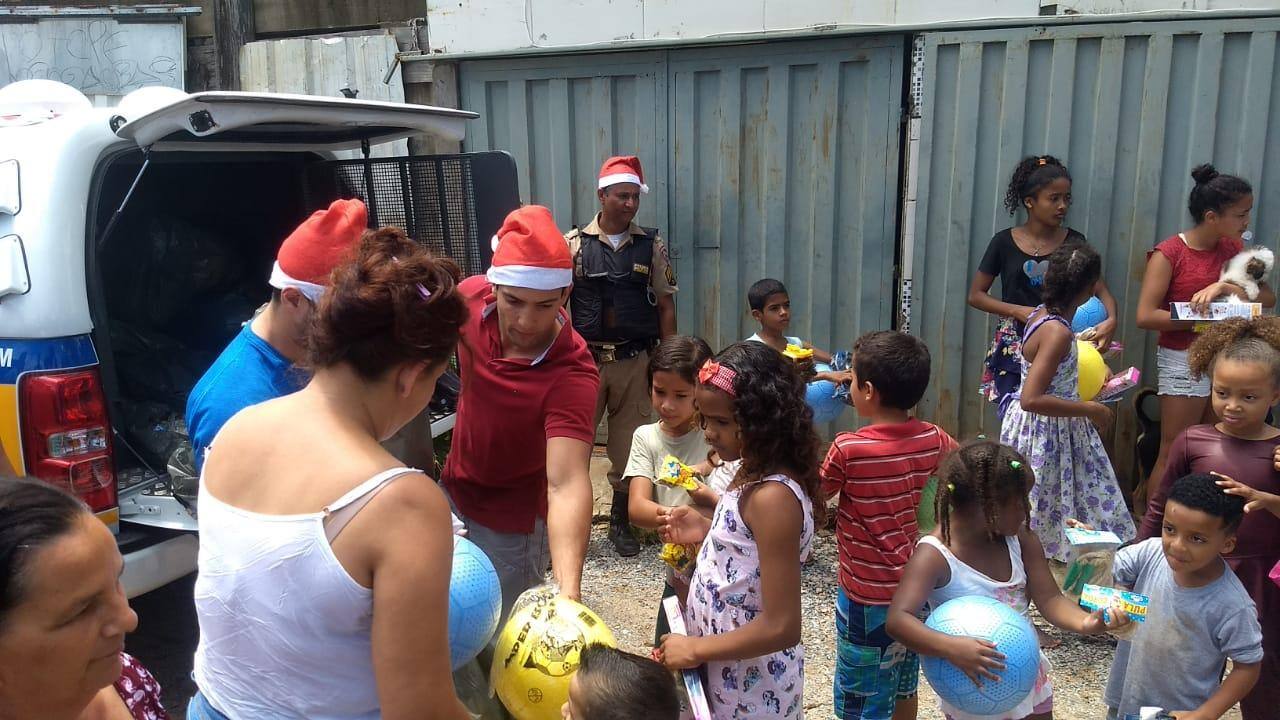 Policiais entregam presentes de Natal para crianças nos aglomerados da Serra, Paraíso, Alto Vera Cruz e Taquaril