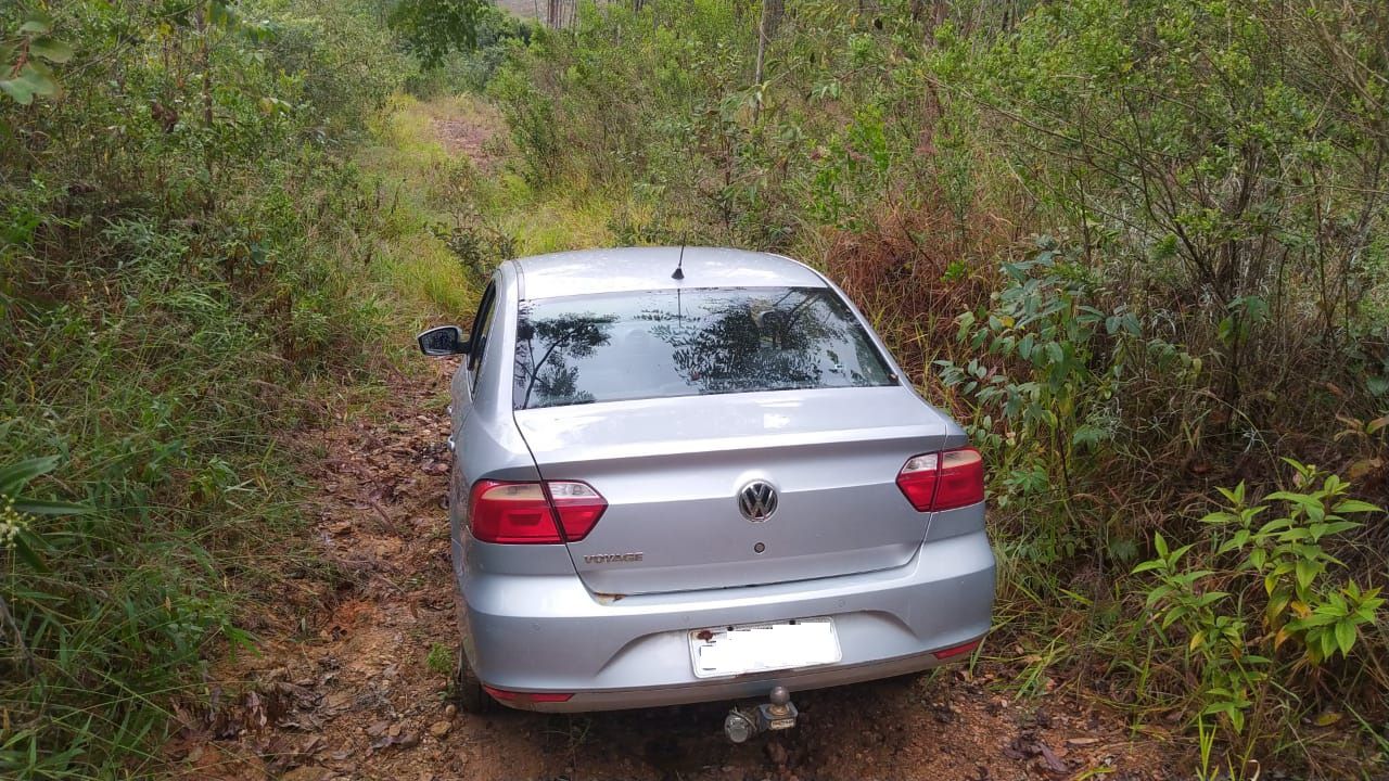 Carro do suspeito foi encontrado abandonado em área de mata 