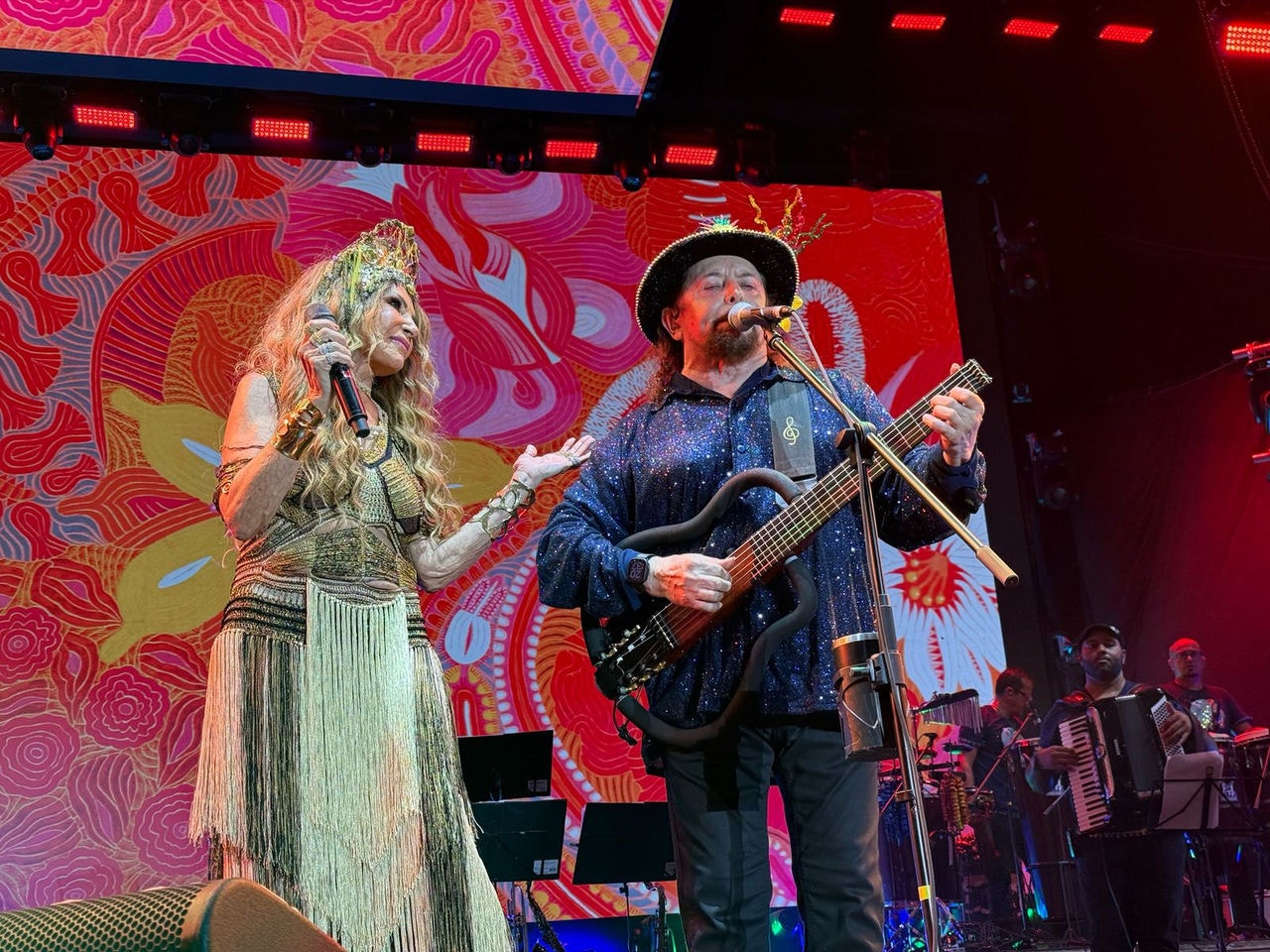 Elba Ramalho e Geraldo Azevedo durante apresentação no Grande Encontro no Carnaval de Recife 