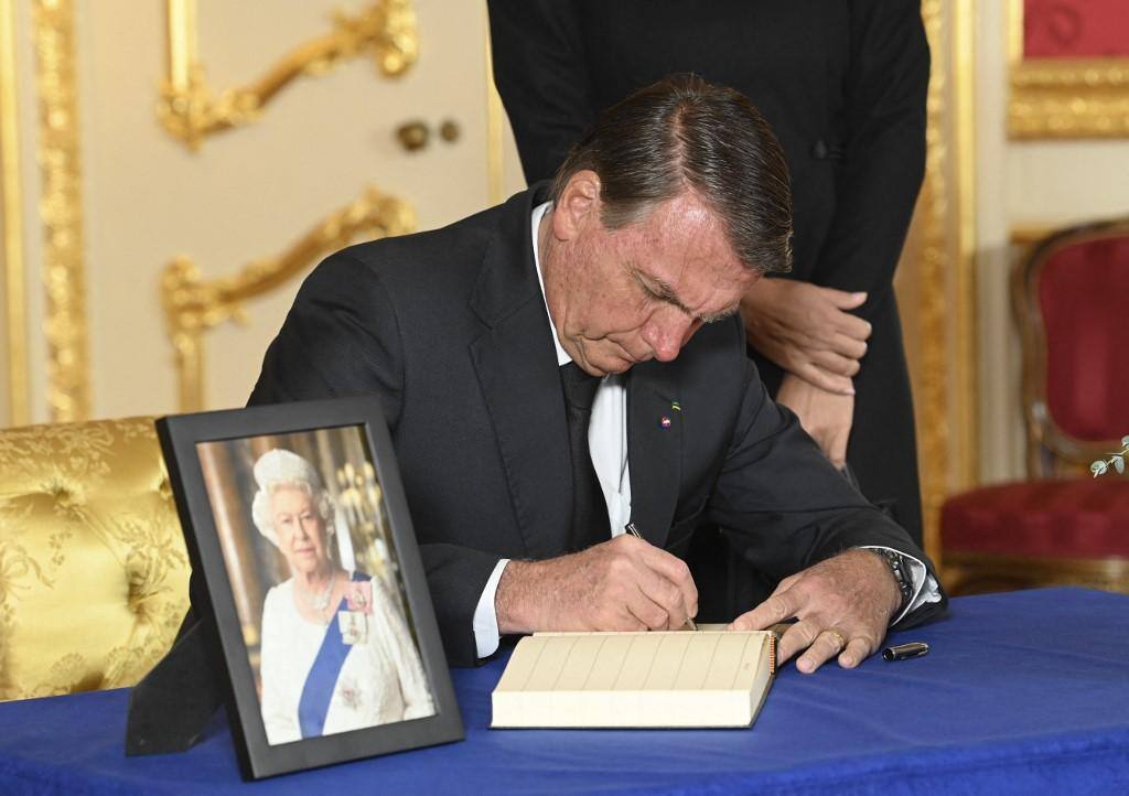 Jair Bolsonaro assina livro de condolências da Rainha Elizabeth em Londres: presidente brasileiro falou, na capital britânica, que vai vencer eleição no primeiro turno