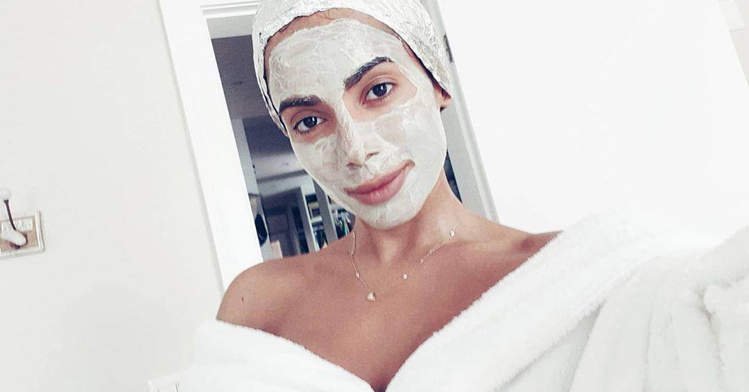 A cantora Anitta exibe tratamento facial feito em casa