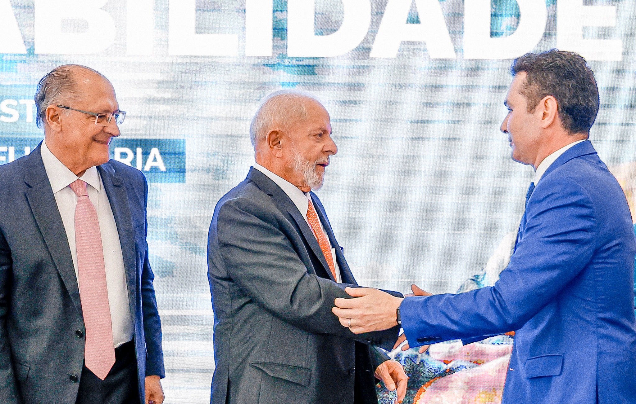 Presidente Lula e o ministro das Cidades, Jader Filho, durante anúncio do resultado da nova etapa do Novo PAC Seleções 