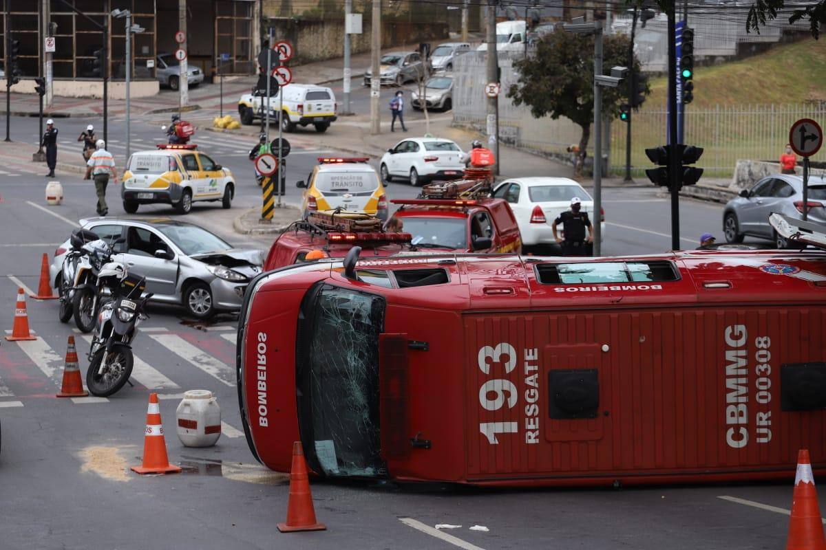 Viatura bateu em carro de passeio