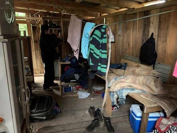 Barracão onde argentinos foram encontrados: Um deles sequer possuía colchão para dormir e deitava sobre estrutura de madeira improvisada como cama; outro tinha à disposição para dormir apenas um divã curvado e estreito que media 1,50 m