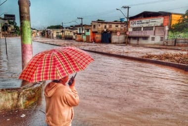 No sábado (30), Com apenas 15 minutos de chuva forte, o Ribeirão Arrudas transbordou