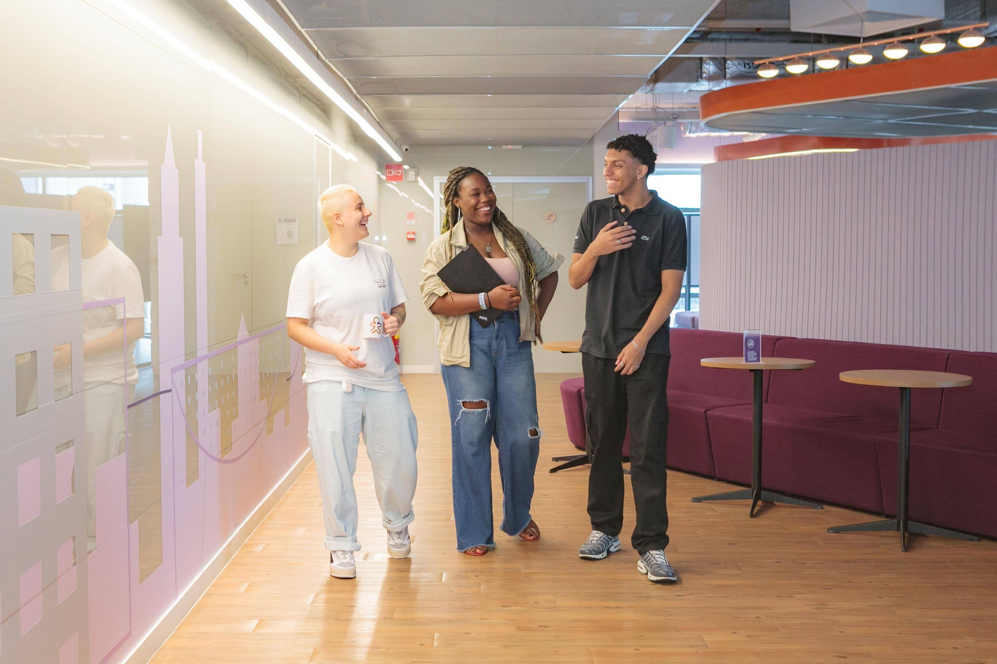 Segundo a Vivo, os aprovados terão salário compatível com o mercado, além de benefícios como assistência médica, seguro de vida e folga no dia do aniversário