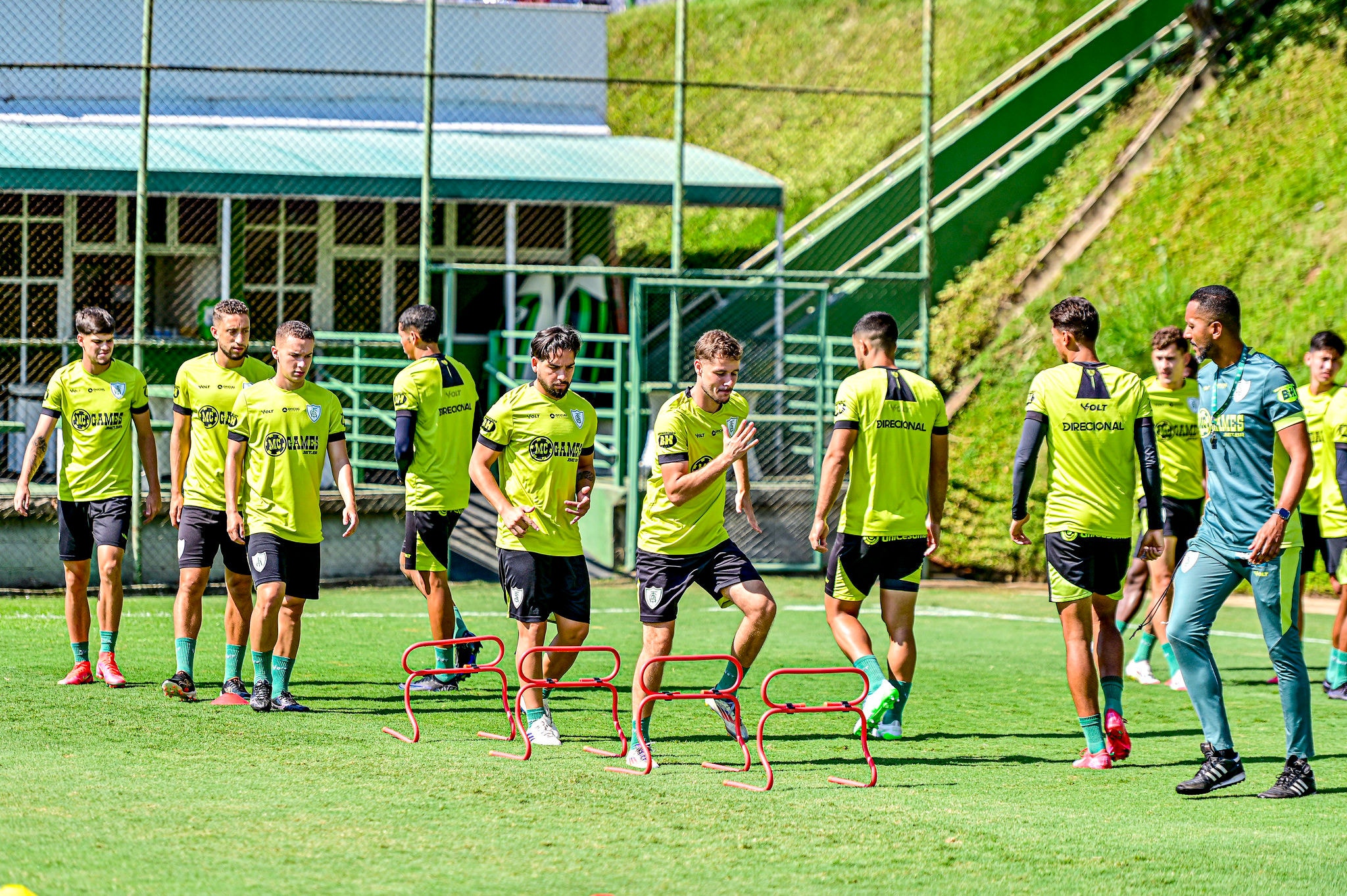 Jogadores do América participam de treino físico no CT Lanna Drumond
